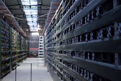 Image of a modern mining farm, highlighting the rows of mining rigs and the sophisticated cooling systems required for optimal operation.