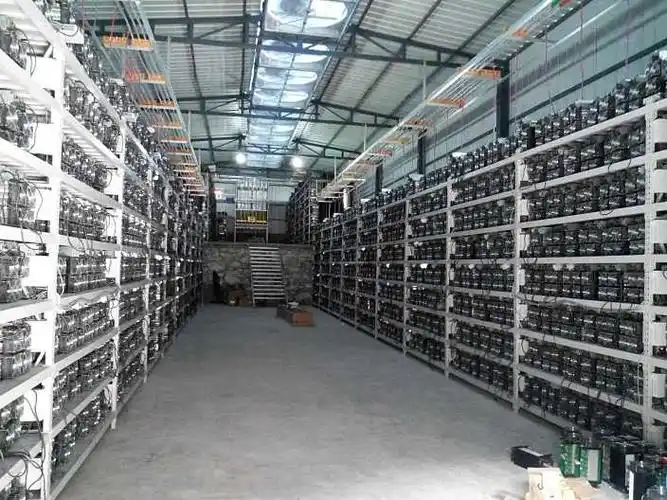High-performance bitcoin mining rig with cooling components